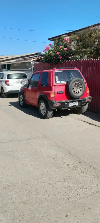 Auto compacto rojo en buen estado - miniatura 4