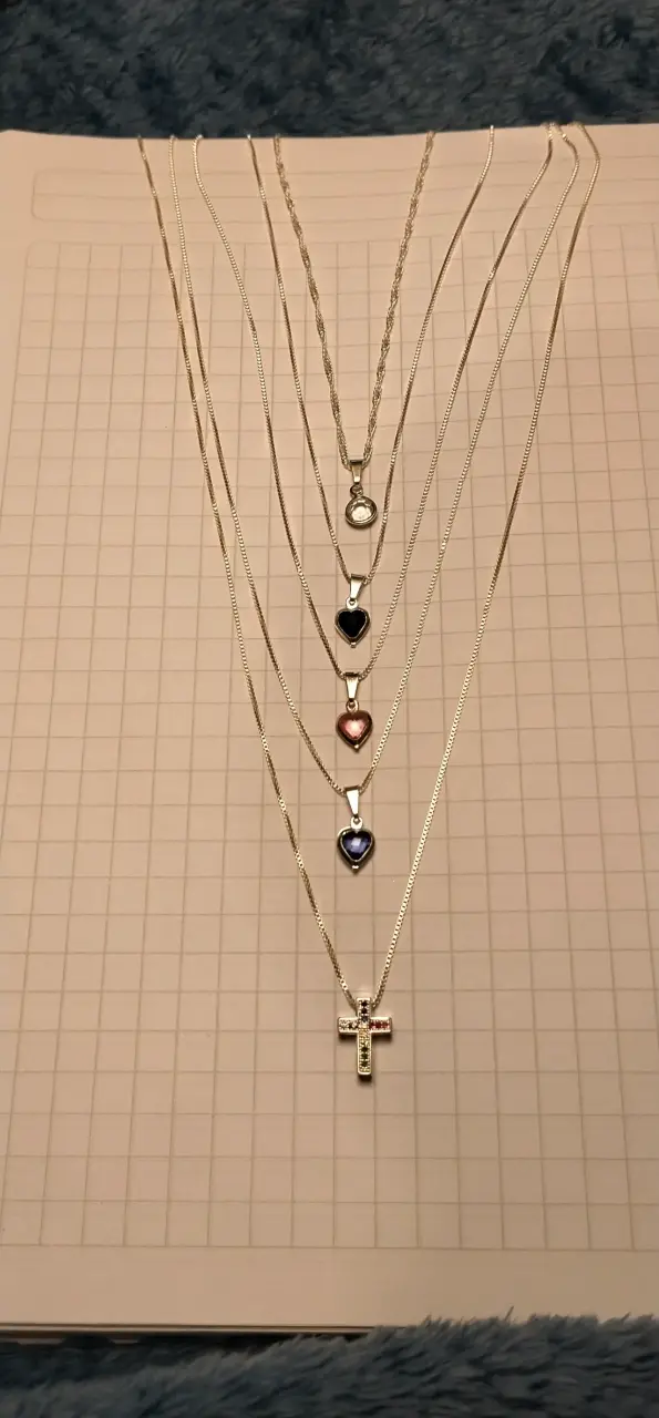 Set de collares con dijes variados - 2