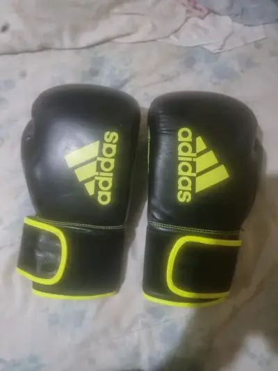 Guantes de boxeo Adidas negros y amarillos - miniatura 1