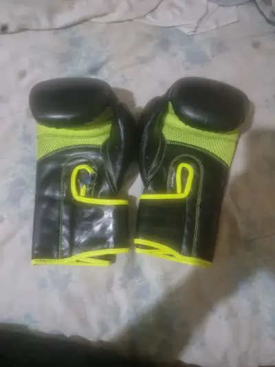 Guantes de boxeo Adidas negros y amarillos - miniatura 2