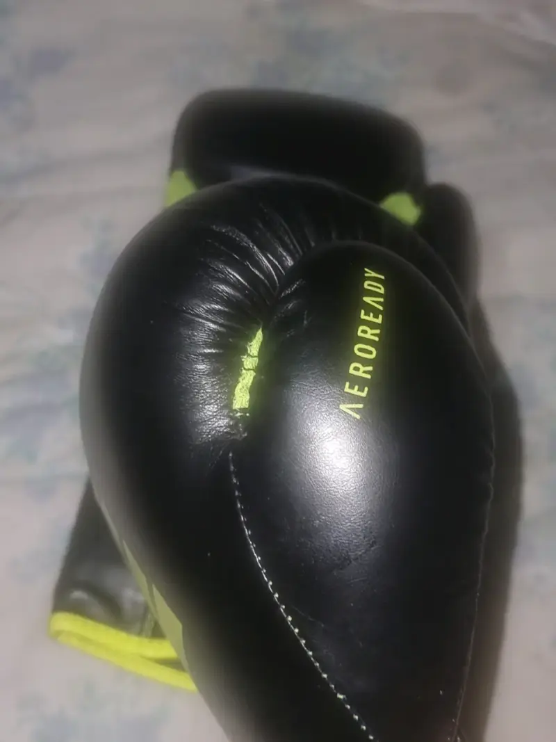 Guantes de boxeo Adidas negros y amarillos - 3
