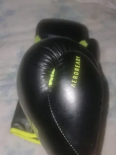 Guantes de boxeo Adidas negros y amarillos - miniatura 3