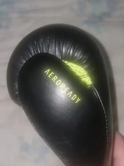 Guantes de boxeo Adidas negros y amarillos - miniatura 4