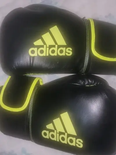 Guantes de boxeo Adidas negros y amarillos - miniatura 5