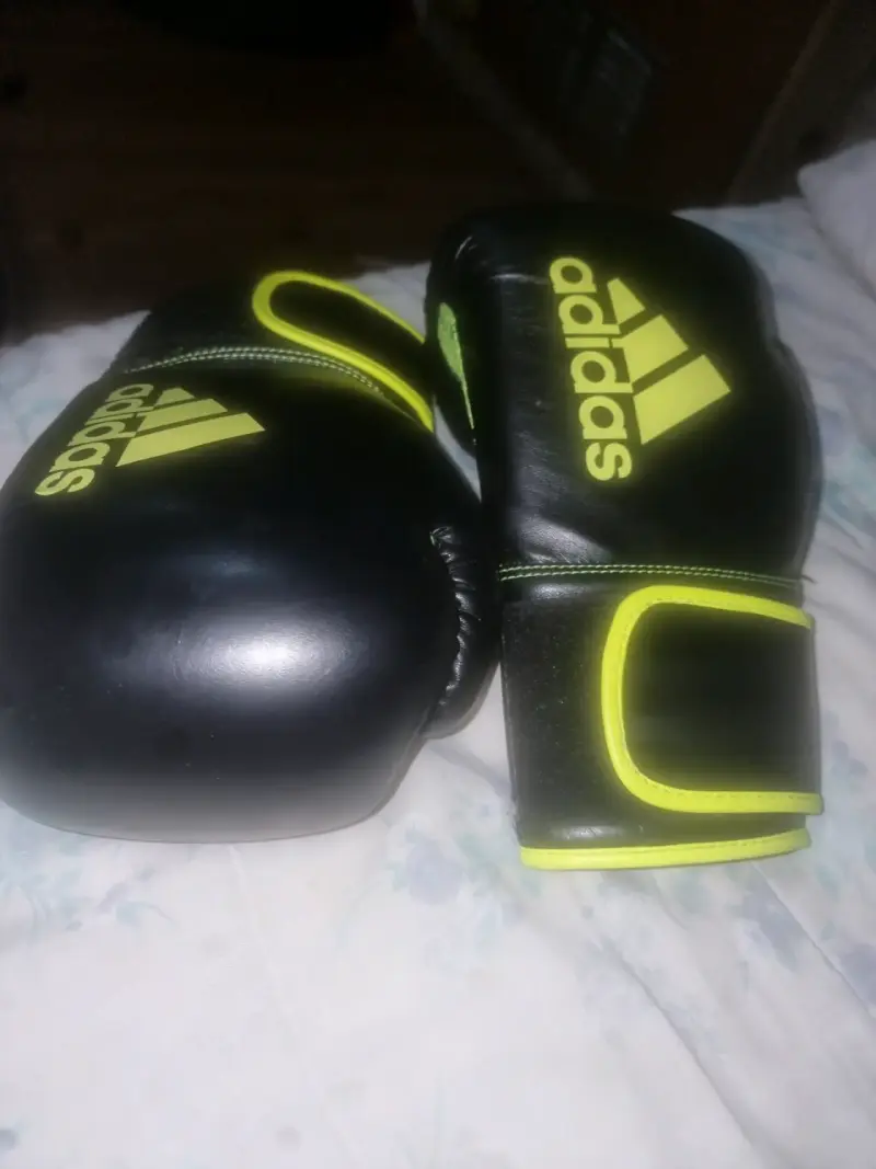 Guantes de boxeo Adidas negros y amarillos - 6