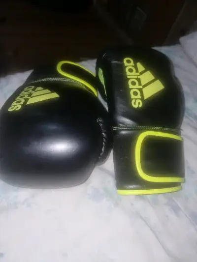 Guantes de boxeo Adidas negros y amarillos - miniatura 6