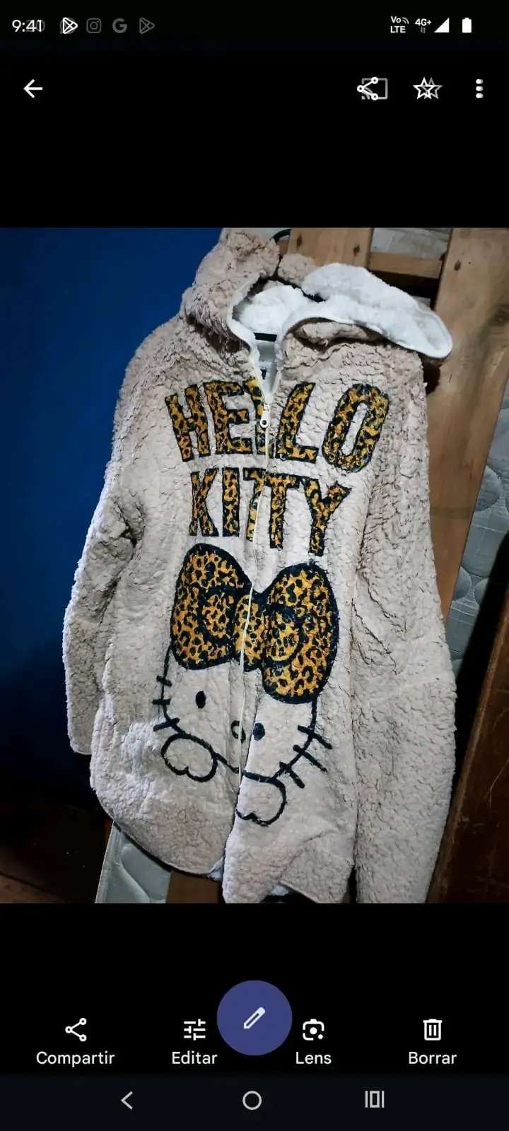 Chaqueta peluda Hello Kitty beige