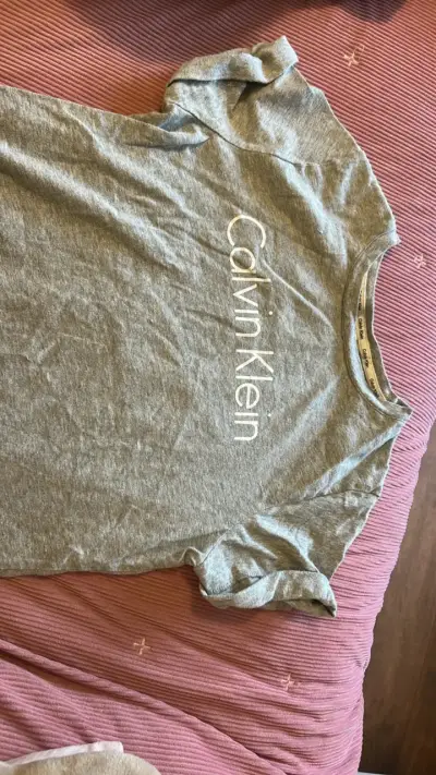 Polera Calvin Klein gris para mujer - miniatura 1