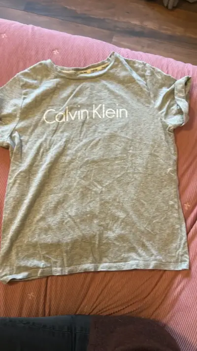 Polera Calvin Klein gris para mujer - miniatura 2