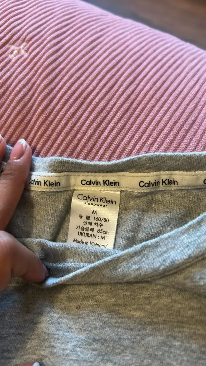 Polera Calvin Klein gris para mujer - 3