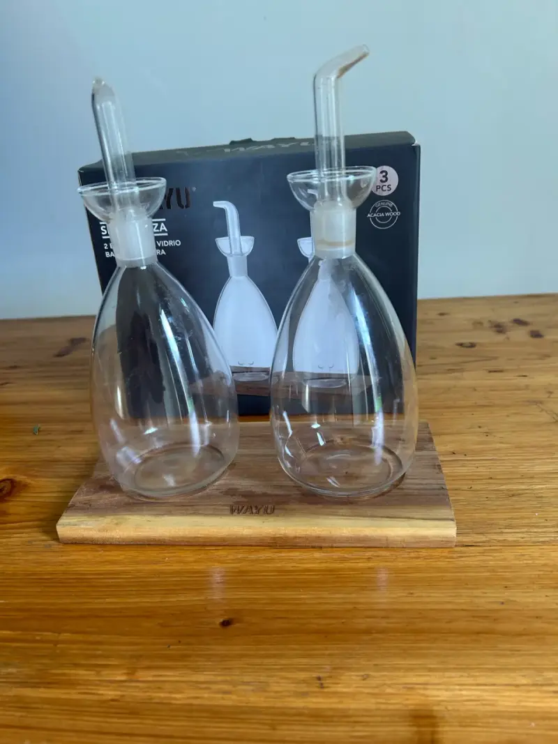 Set alcuzas de vidrio con base de madera - 4