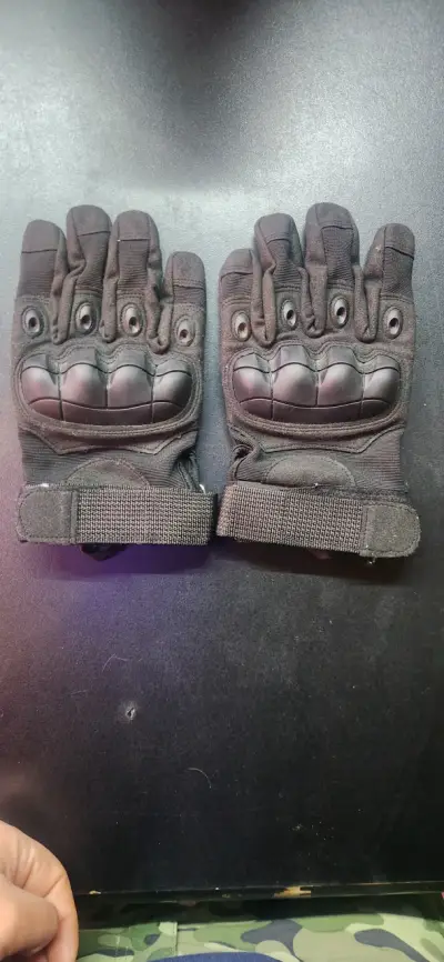 Guantes tácticos negros con protección - miniatura 1
