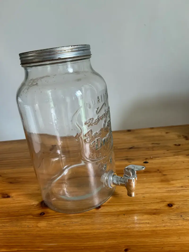 Dispensador de vidrio con grifo metálico - 2
