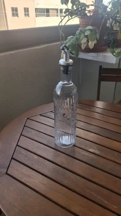 Botella de vidrio con dispensador - miniatura 1