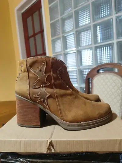 Botines de cuero marrón con diseño de estrellas - miniatura 1