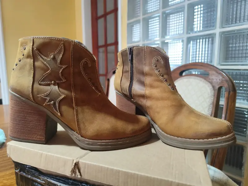 Botines de cuero marrón con diseño de estrellas - 4