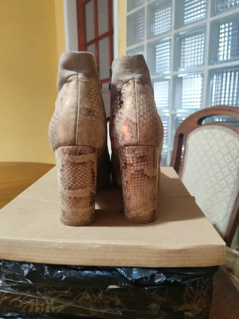 Botines de gamuza con tacón de serpiente - 3