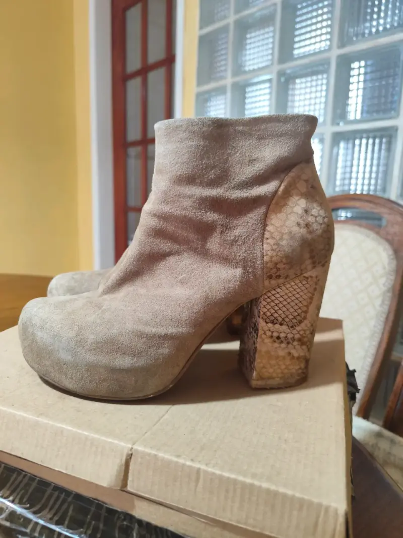 Botines de gamuza con tacón de serpiente - 4