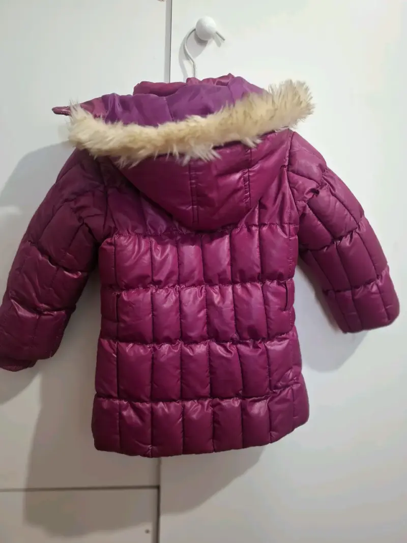 Abrigo infantil acolchado burdeos con capucha - 2