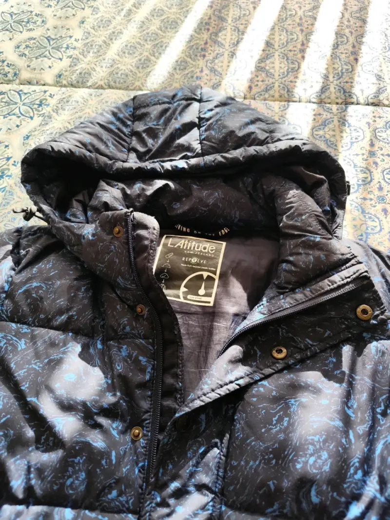 Chaqueta acolchada negra con capucha - 1