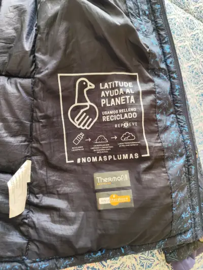 Chaqueta acolchada negra con capucha - miniatura 2