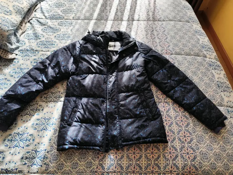 Chaqueta acolchada negra con capucha - 4