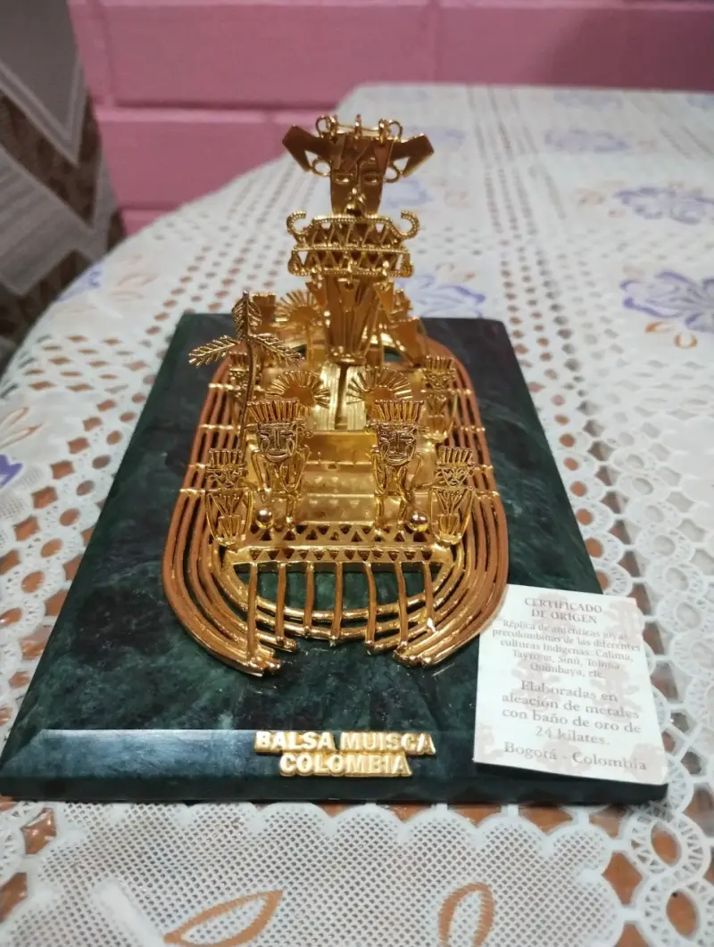 Réplica de Balsa Muisca en metal dorado