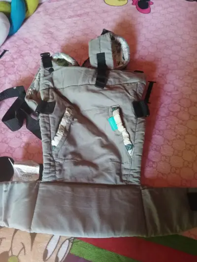 Portabebés ergonómico gris con diseño de flechas - miniatura 2