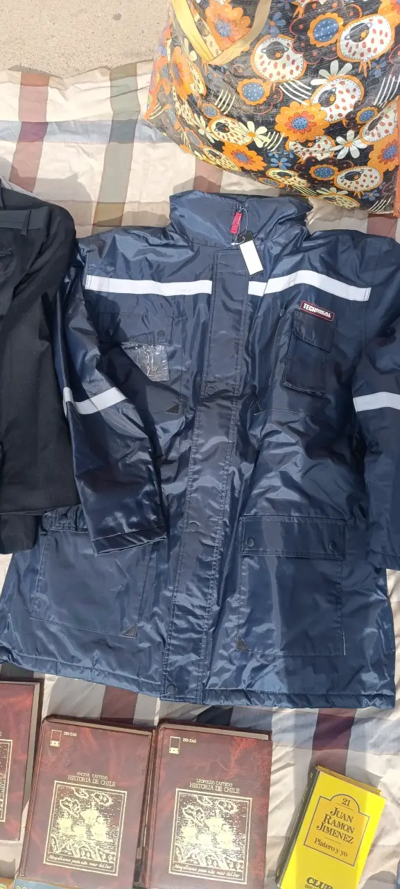 Chaqueta impermeable azul con reflectantes