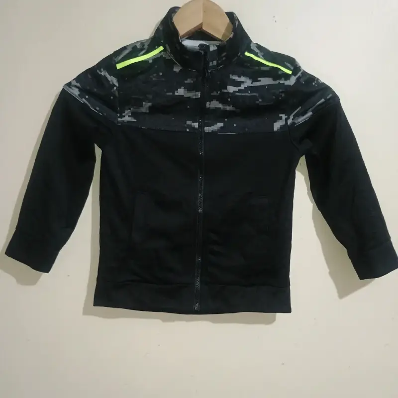 Chaqueta infantil negra con diseño camuflado - 1