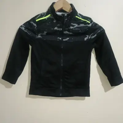 Chaqueta infantil negra con diseño camuflado - miniatura 1