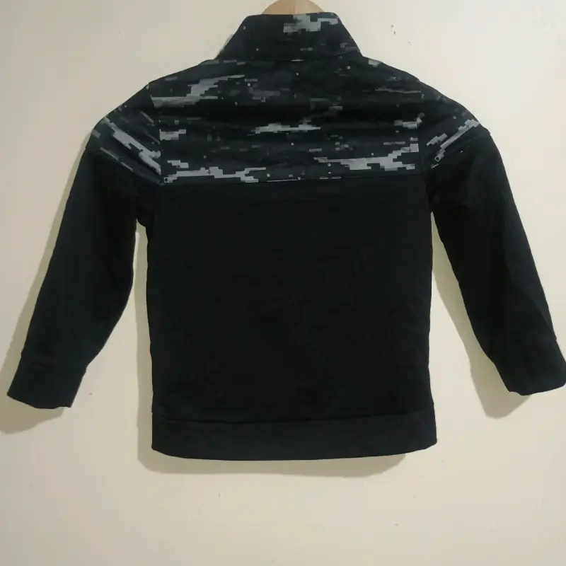 Chaqueta infantil negra con diseño camuflado - 2