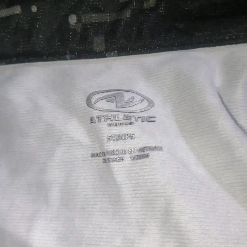 Chaqueta infantil negra con diseño camuflado - 3