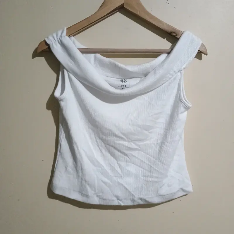 Top blanco sin mangas con cuello amplio - 2
