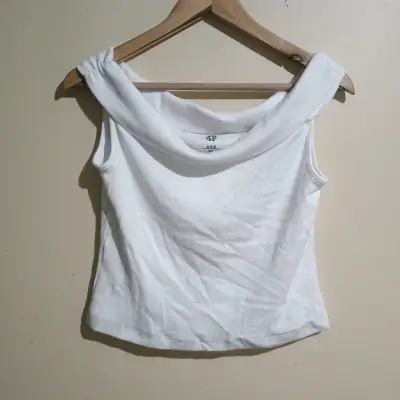 Top blanco sin mangas con cuello amplio - miniatura 2
