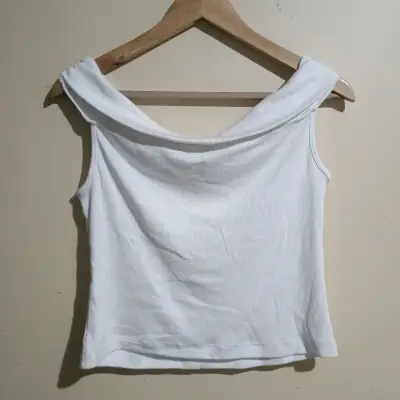 Top blanco sin mangas con cuello amplio - miniatura 3