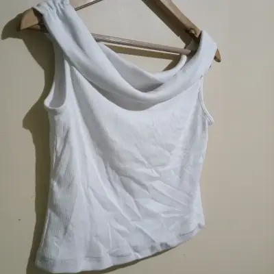 Top blanco sin mangas con cuello amplio - miniatura 4