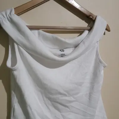 Top blanco sin mangas con cuello amplio - miniatura 5