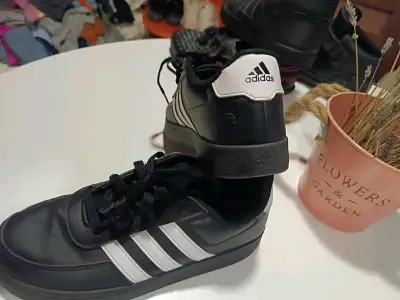 Zapatillas Adidas negras y blancas - miniatura 1