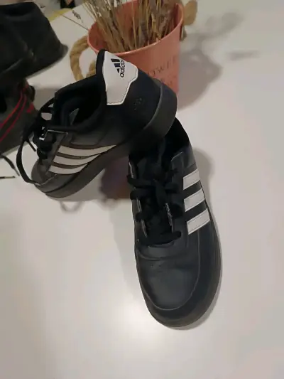 Zapatillas Adidas negras y blancas - miniatura 2