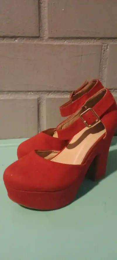 Zapatos de tacón rojo con correa - miniatura 1