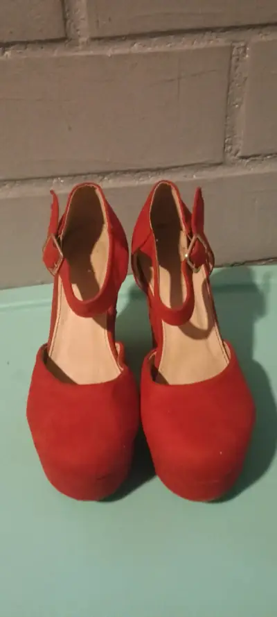 Zapatos de tacón rojo con correa - miniatura 2