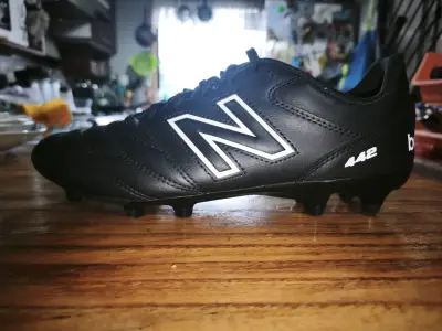 Chuteadores New Balance negros talla 42 - miniatura 6
