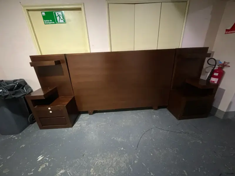 Cabecera de cama con veladores de madera - 1