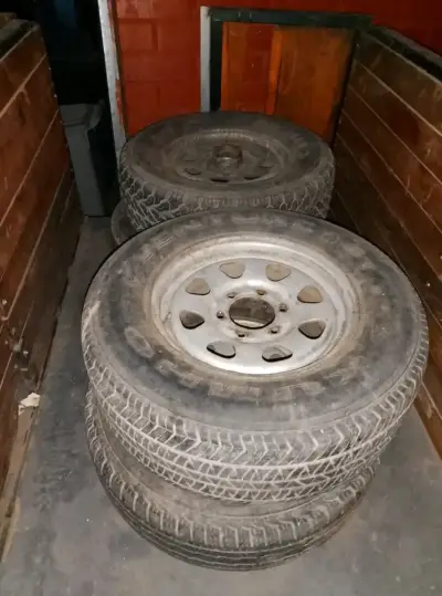 Juego de llantas y neumáticos Pirelli usados - miniatura 2