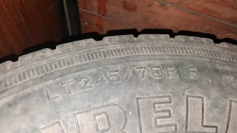 Juego de llantas y neumáticos Pirelli usados - 3