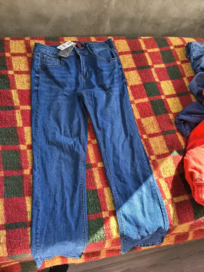 Jeans azul con etiqueta nueva - miniatura 1