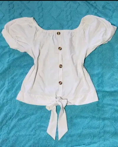 Blusa blanca con botones y lazo - miniatura 1