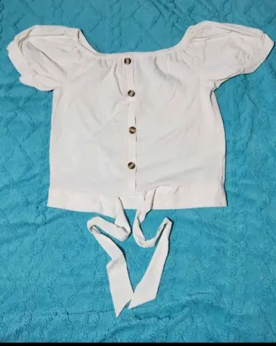 Blusa blanca con botones y lazo - miniatura 2
