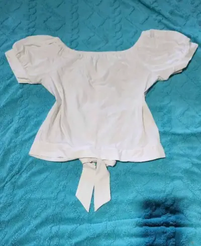 Blusa blanca con botones y lazo - miniatura 3